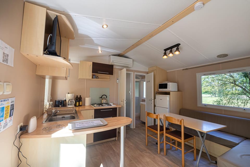 TV and multimedia, Kitchen or kitchenette, Dining area, pet friendly, stove, toaster, air conditioner
