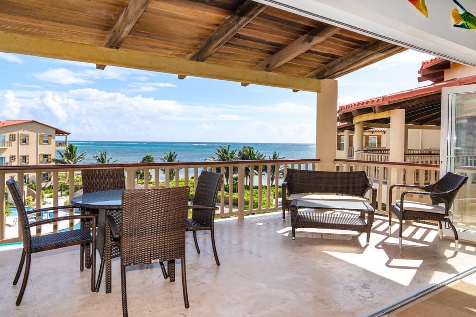 Residences at Barrier Reef 4C Oceanview 2 Bedroom by Stay Floreo House in Corozal District