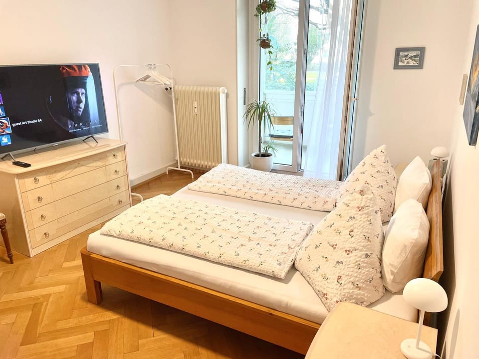 Bed, TV and multimedia, Bedroom