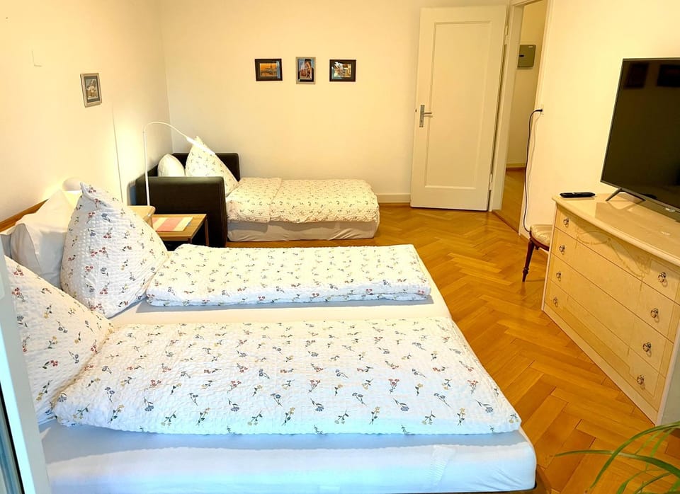 Bed, TV and multimedia, Photo of the whole room, Bedroom