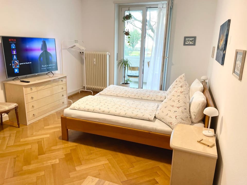 Bed, TV and multimedia, Photo of the whole room, Bedroom