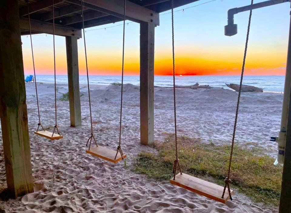 Starfish Beachfront Swim-Up House in Surfside Beach