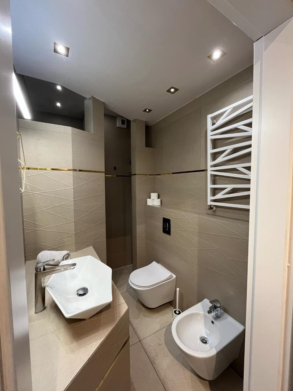 Shower, Toilet, Bathroom, towels