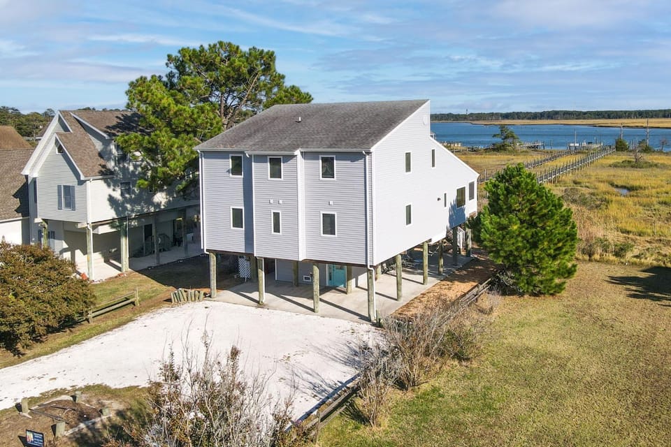 Return - Waterfront with boat dock! House in Chincoteague Island