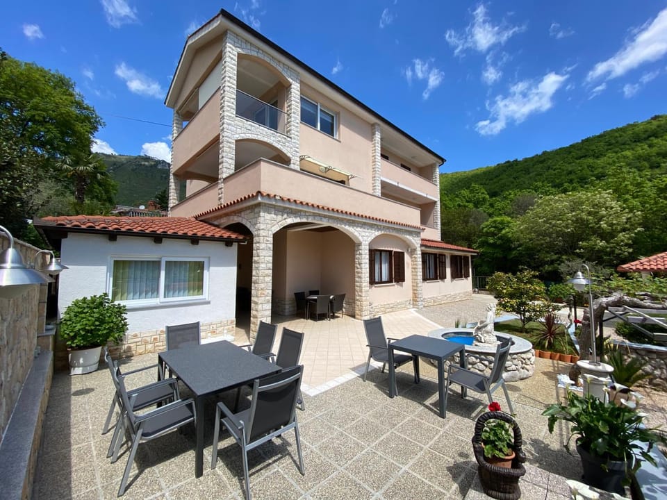 Property building, Patio, Balcony/Terrace