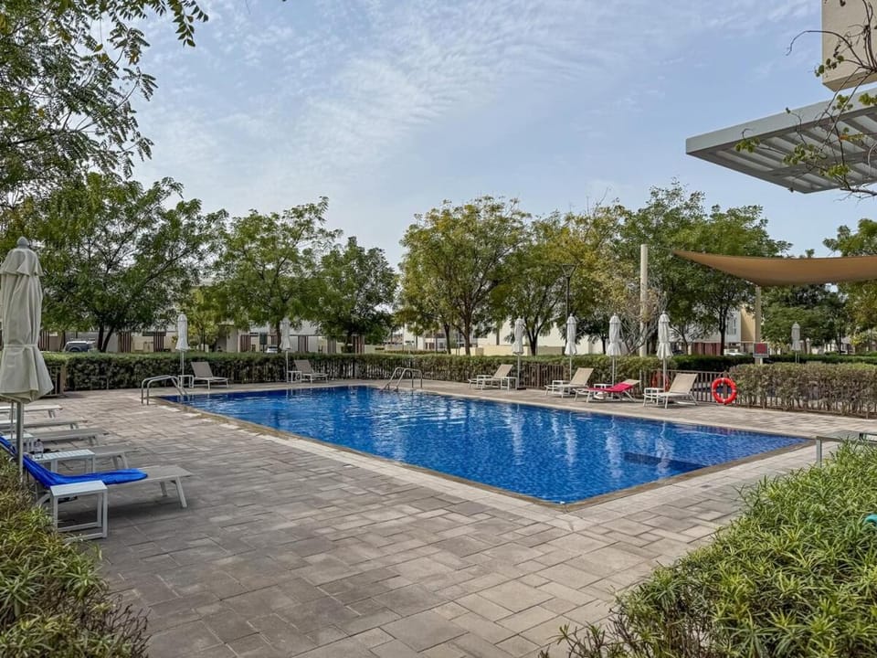 Bright and Airy 2BR, Family-Friendly with Pool and Gym Villa in Dubai