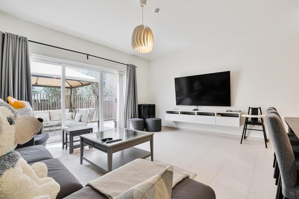 Bright and Airy 2BR, Family-Friendly with Pool and Gym Villa in Dubai