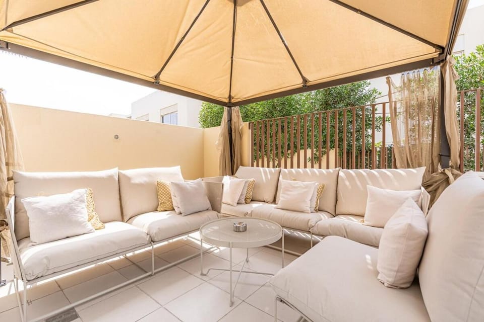 Bright and Airy 2BR, Family-Friendly with Pool and Gym Villa in Dubai