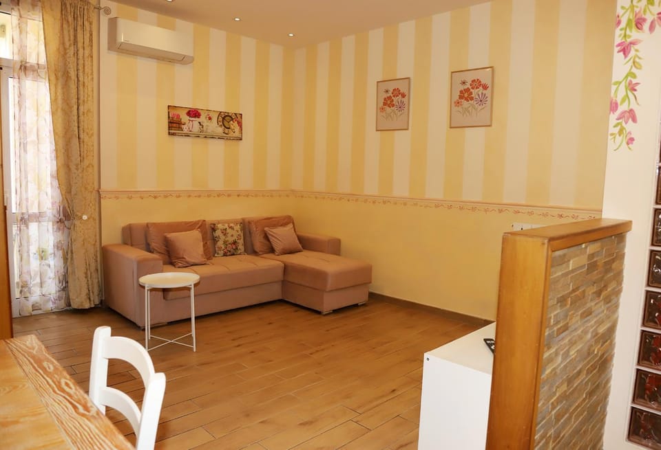 Living room, Dining area, air conditioner