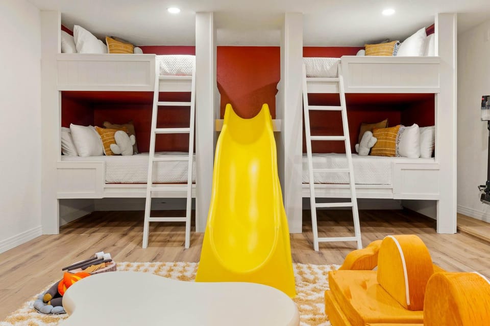 Sleeps 18 Private Pool & Hot Tub Playground House in Phoenix