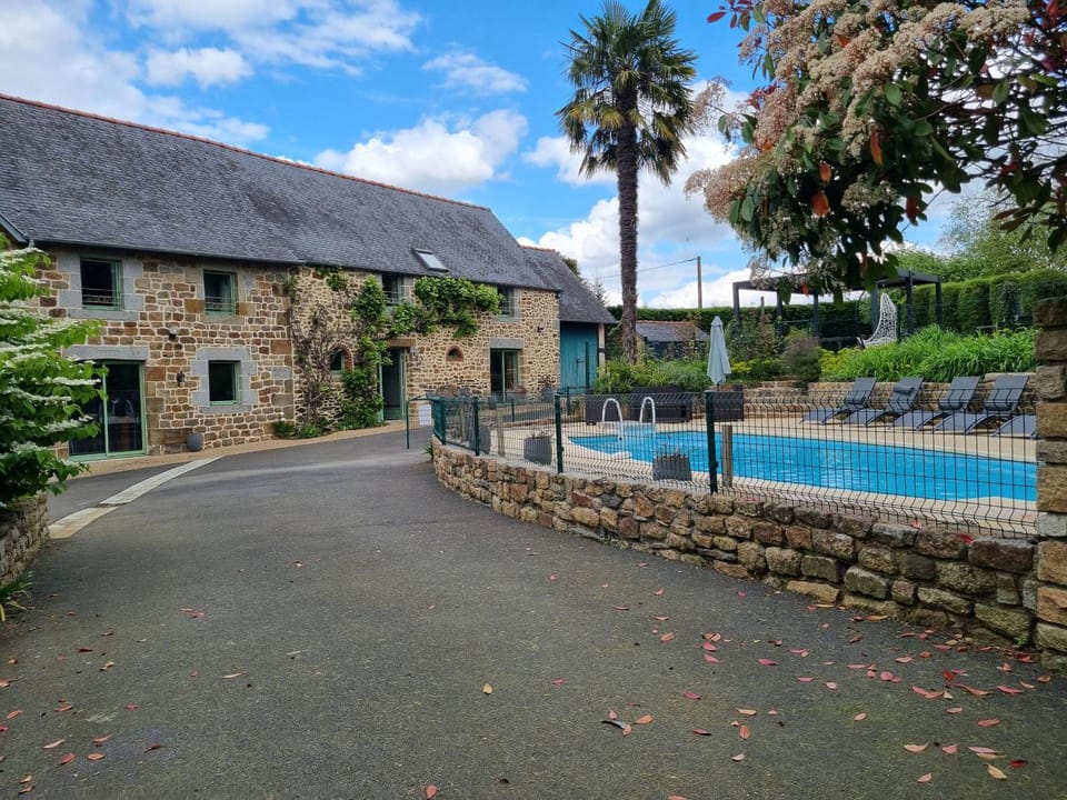 Au Mont De La Quintine # Piscine & Jacuzzi # House in Brittany