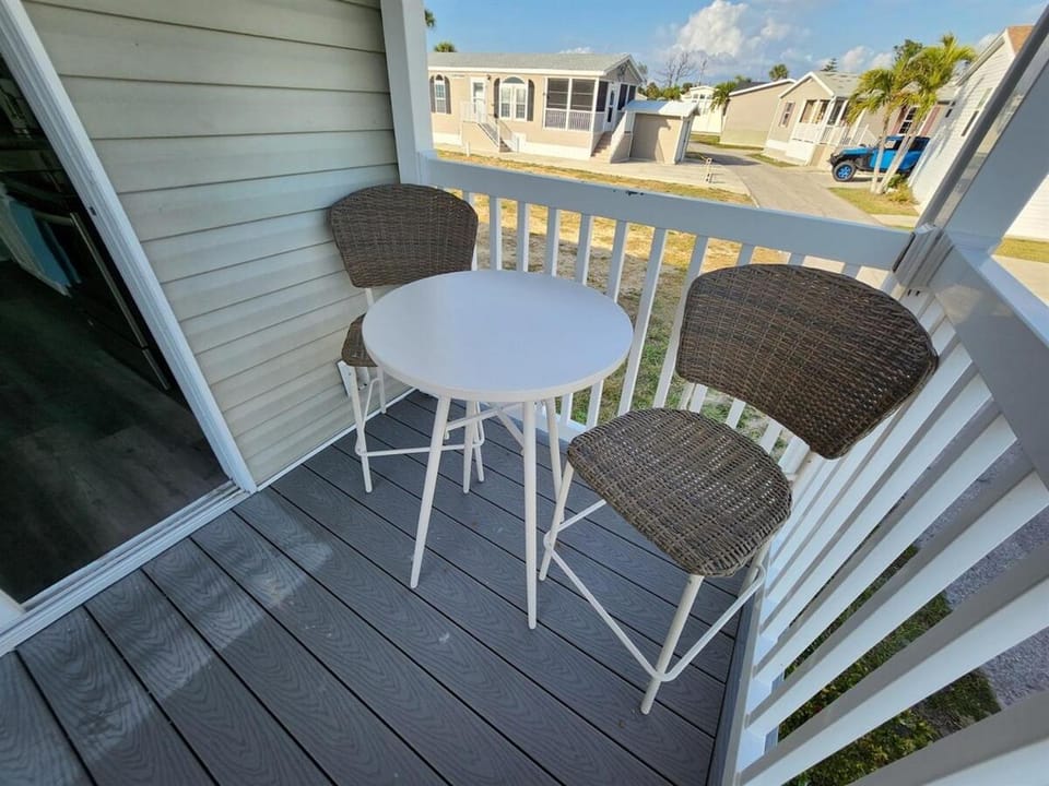 Sunny Gulf Coast Getaway-Near Beach-Shared Pool! House in Iona