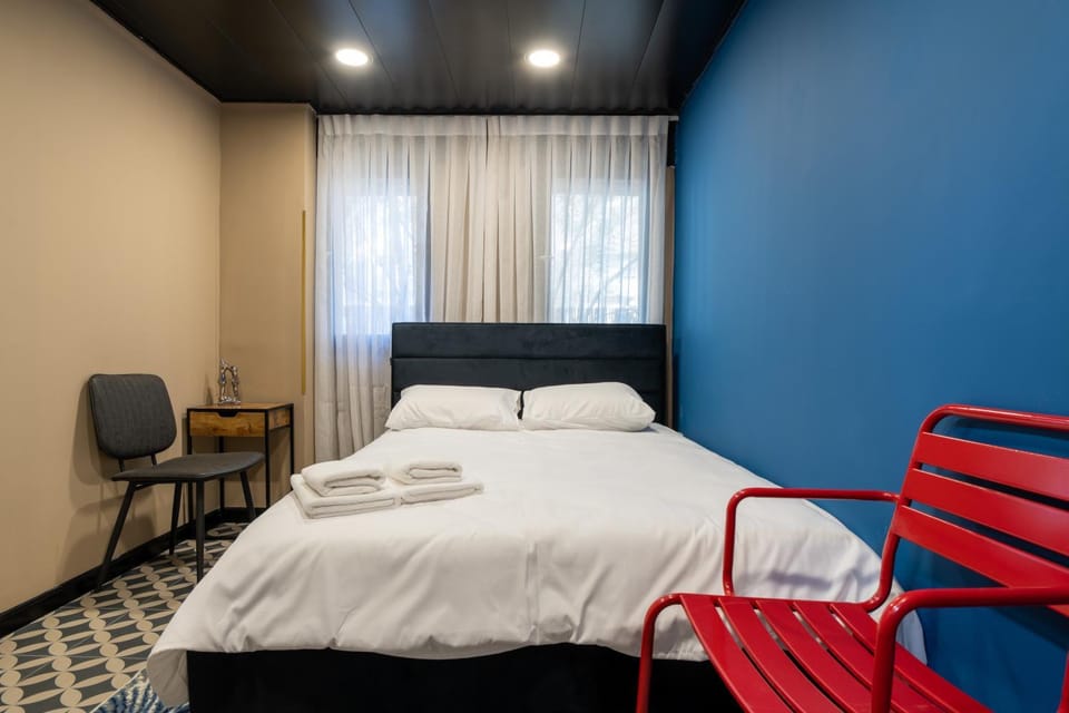 Bed, Living room, Photo of the whole room, Bedroom