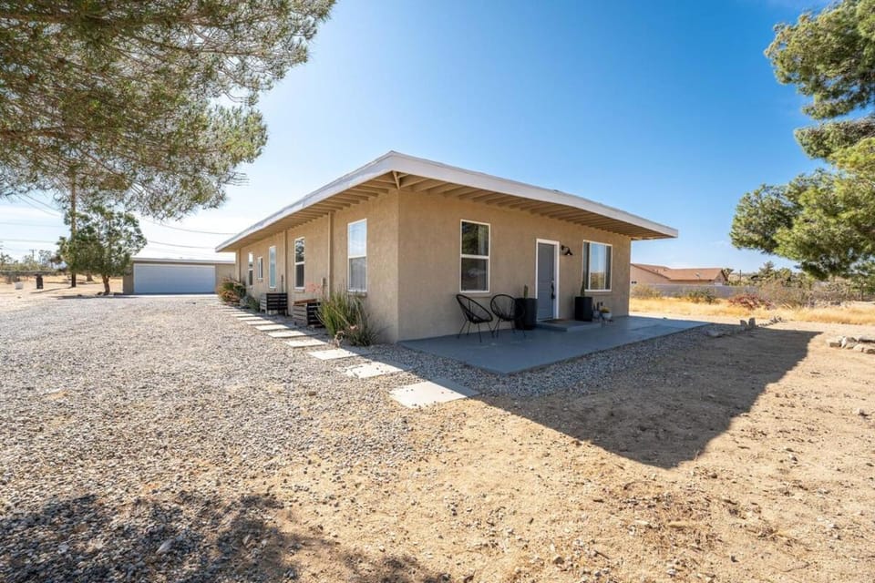 Desert Artist Oasis- Firepit - Spa - 5 min to Joshua Tree House in Yucca Valley