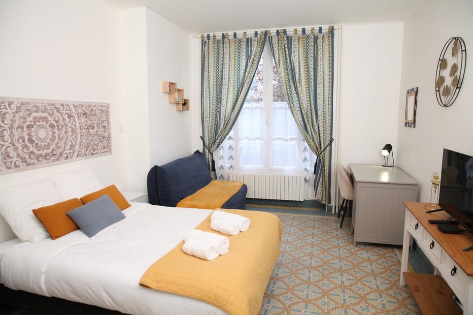 Seating area, Bedroom