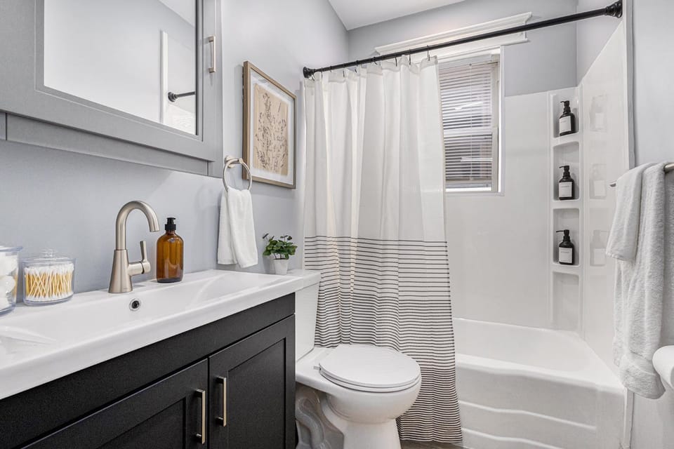 Remodeled Mins to Beach & Downtown Downstairs Apartment in Michigan City