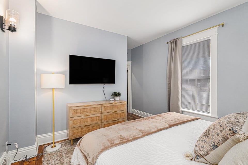 Remodeled Mins to Beach & Downtown Downstairs Apartment in Michigan City