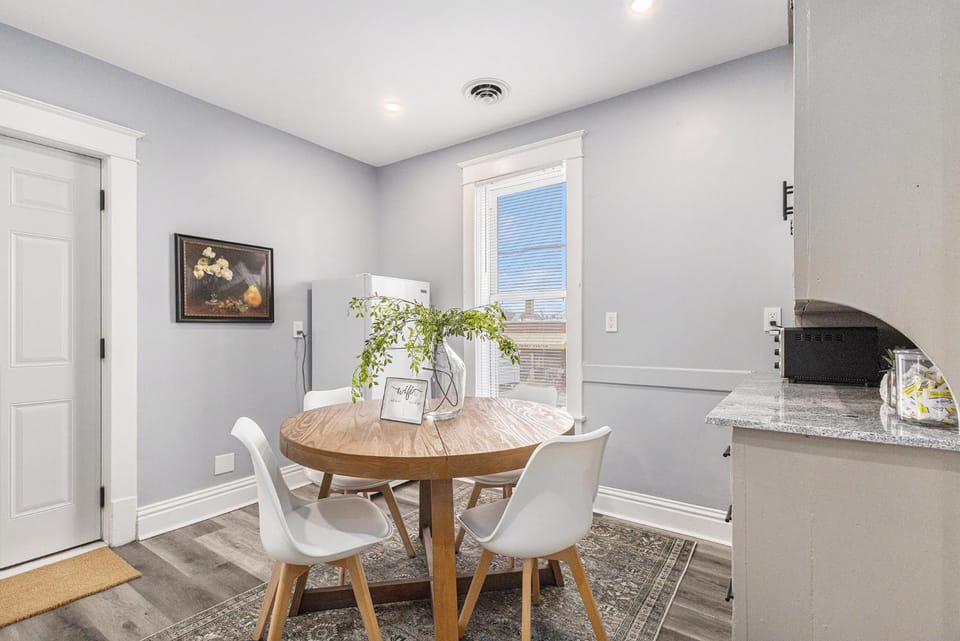 Studio Updated 1 Block to Downtown & Mins to Beach Apartment in Michigan City