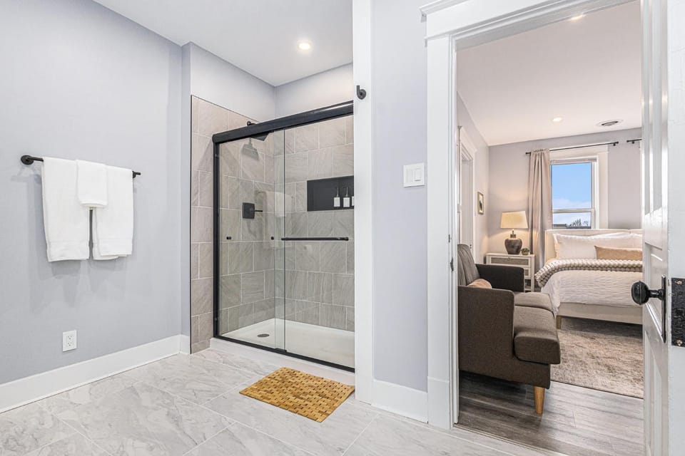 Studio Updated 1 Block to Downtown & Mins to Beach Apartment in Michigan City