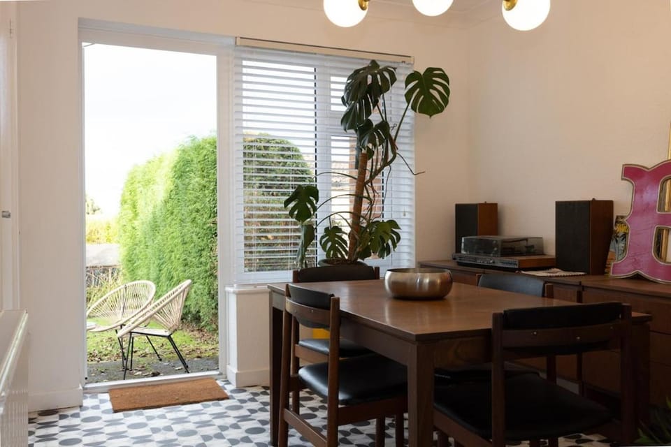 Cosy mid century Stockport with views, dog walks, woodburner House in England