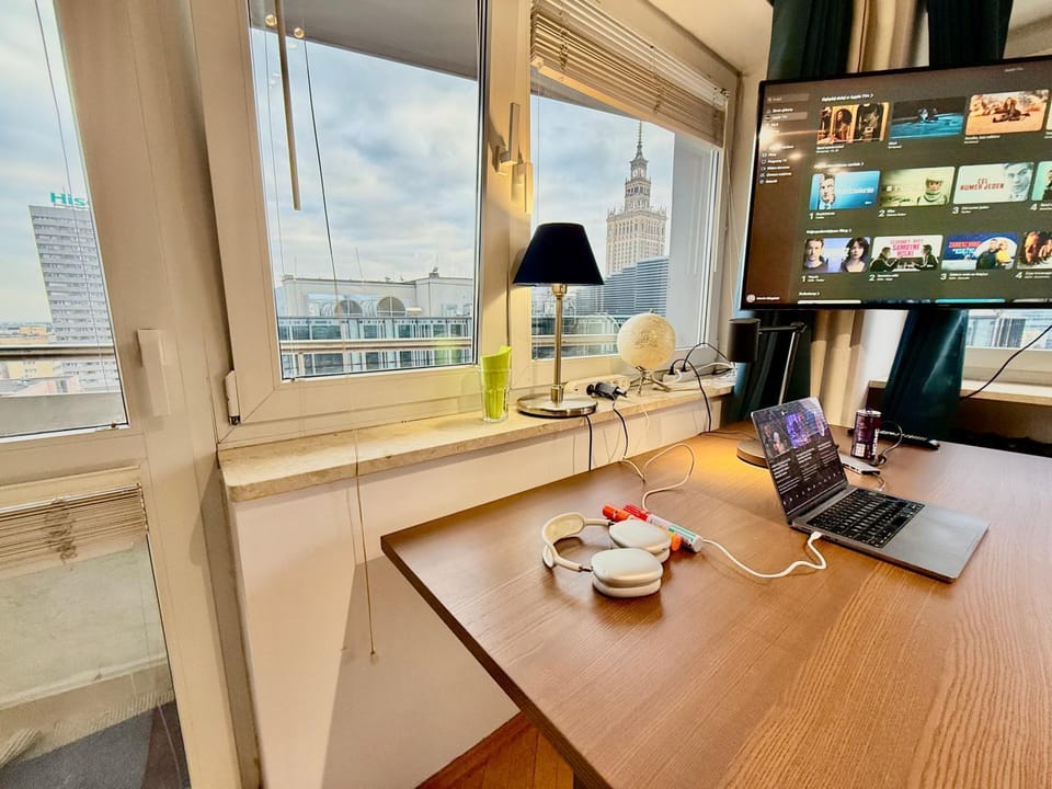 BLUE 1 Lux metro fast Wifi 8Gbs 75'TV Netflix ShowMax Disney Apartment in Warsaw