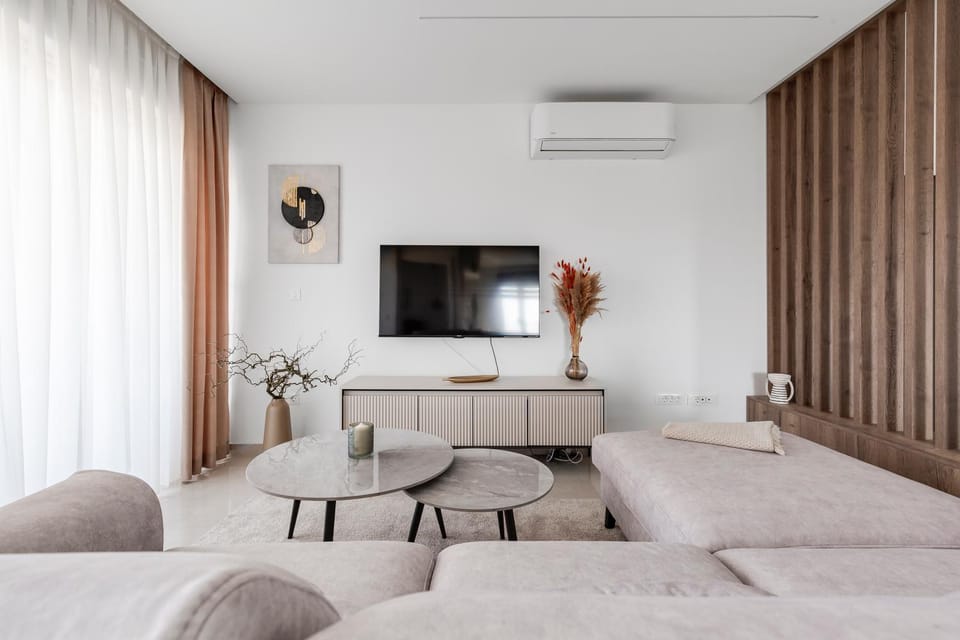 TV and multimedia, Living room, Photo of the whole room, Seating area, Evening entertainment, air conditioner