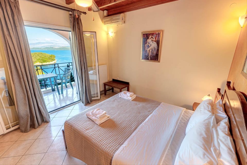Bed, View (from property/room), Balcony/Terrace, Photo of the whole room, Bedroom, towels, wardrobe, air conditioner