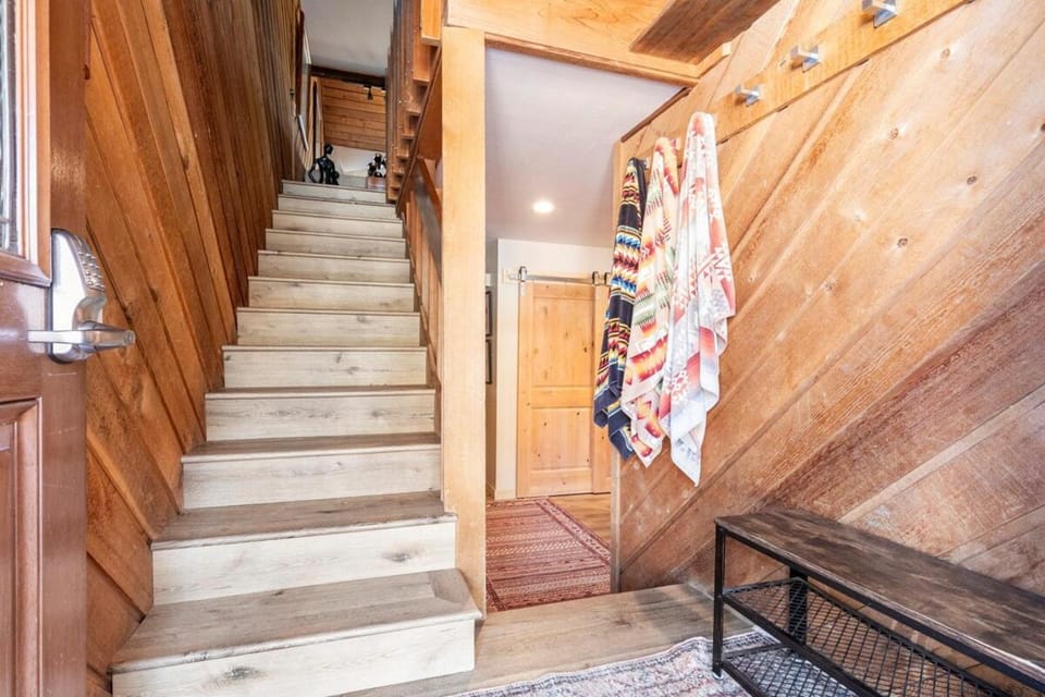 Scenic Views Hot Tub Ski Shuttle Pet Friendly House in Mammoth Lakes
