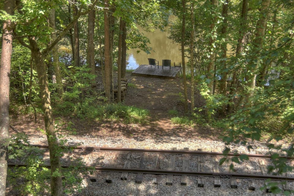 All Aboard - Blue Ridge, GA - Take in Beautiful Lake Views, Soak in the Hot Tub, Unwind in the Jetted Tub, and Rack Up a Game of House in Georgia
