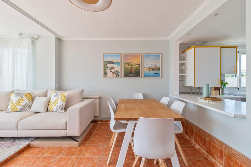 Kitchen or kitchenette, Living room, Seating area, Dining area
