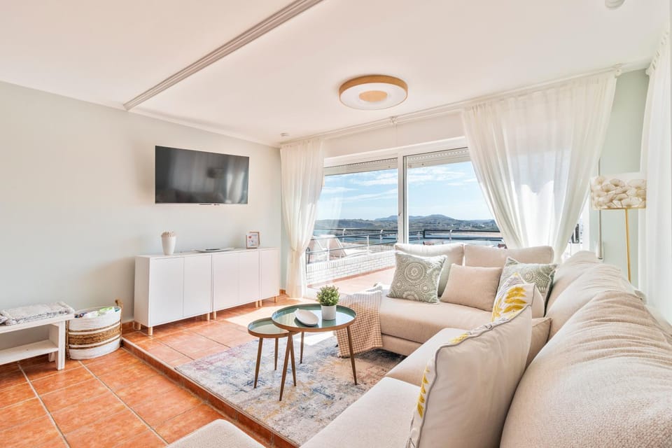 TV and multimedia, Living room, Seating area, Evening entertainment