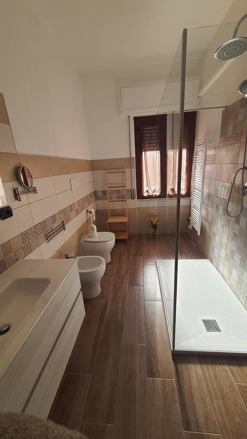 Shower, Toilet, Bathroom, towels