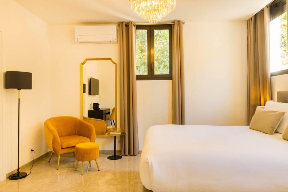 Photo of the whole room, Bedroom