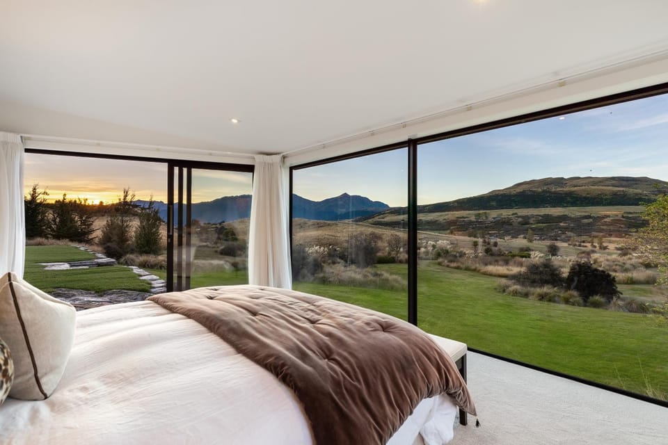 Bed, Natural landscape, Photo of the whole room, Bedroom, Mountain view