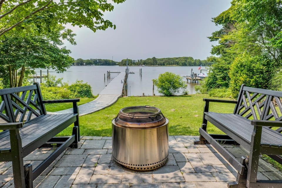 Property building, Patio, Seating area, River view, fireplace