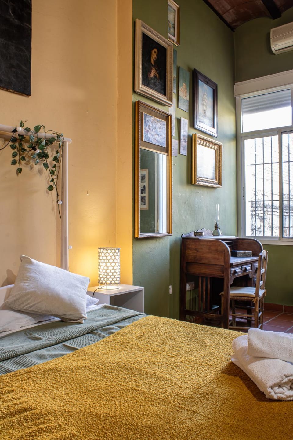 Bed, Seating area