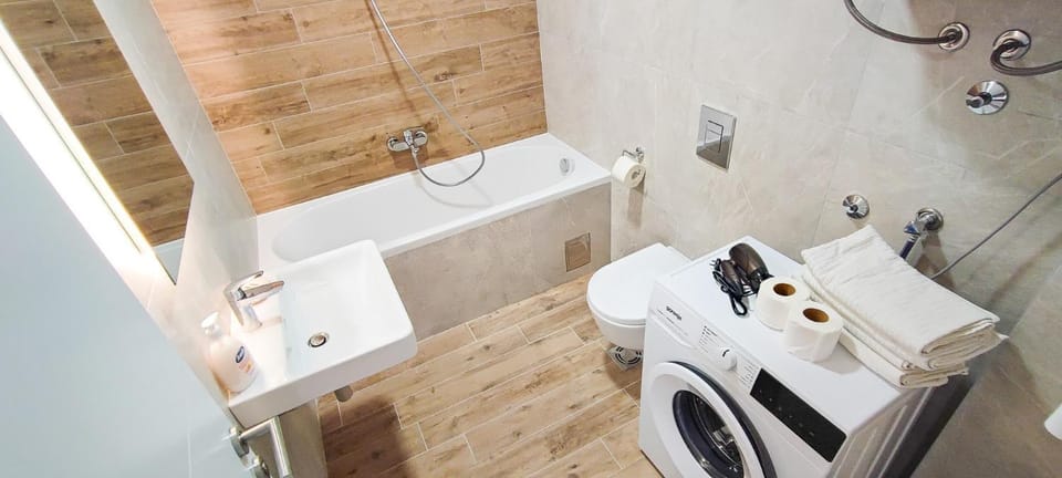Bathroom, Bath, towels, washing machine