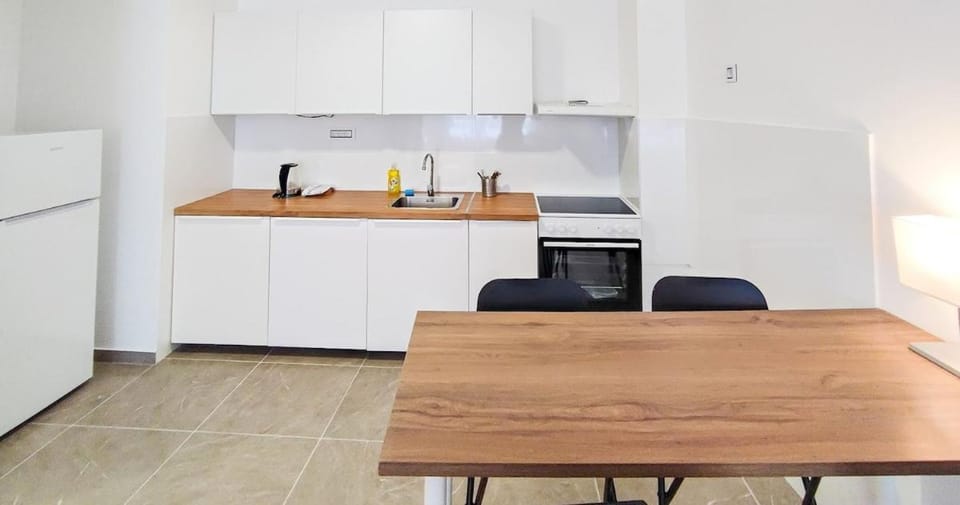 Kitchen or kitchenette, Dining area, oven, stove