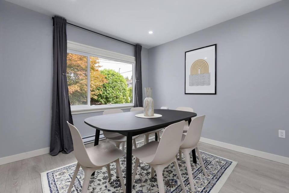 Spacious 4BR Retreat near YVR and DT House in Vancouver