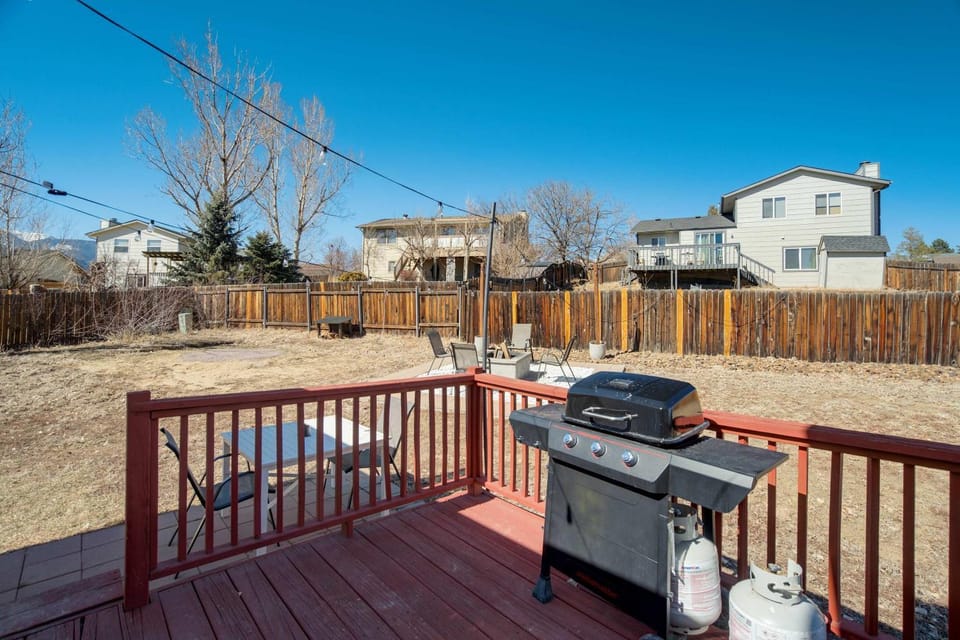 Wild Rose Family Retreat with BBQ & Fire Pit House in Colorado Springs