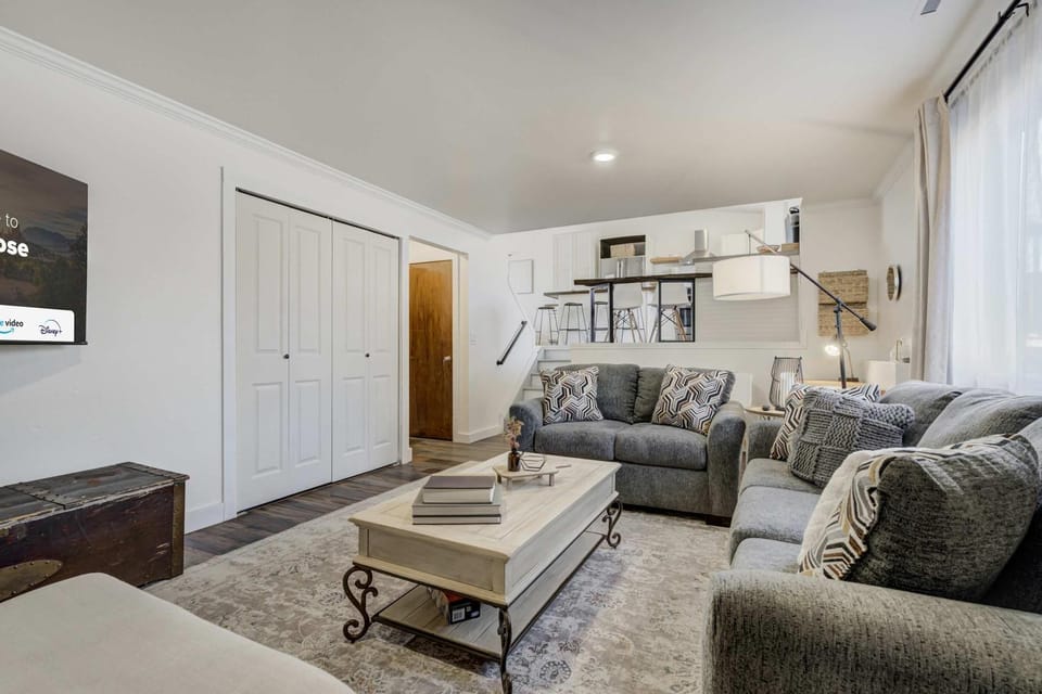 Wild Rose Family Retreat with BBQ & Fire Pit House in Colorado Springs
