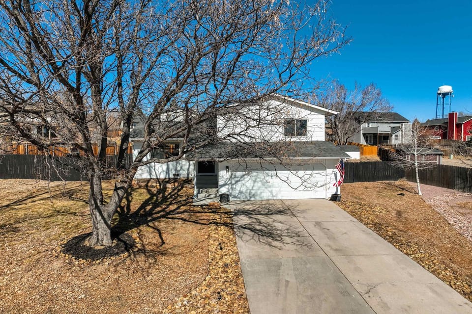 Wild Rose Family Retreat with BBQ & Fire Pit House in Colorado Springs