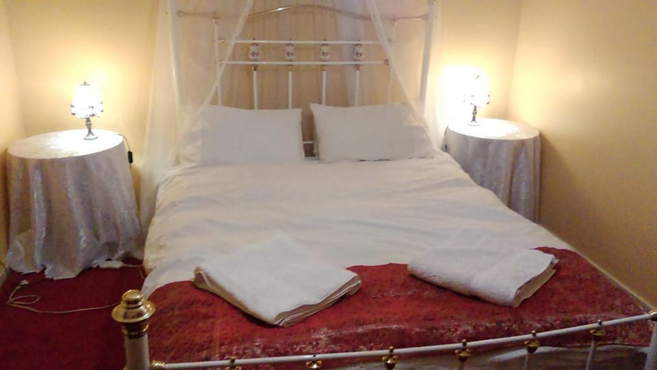 Woiworung Cottage-BYO bed linen and towels-NO WIFI- take a step back in time House in Gisborne