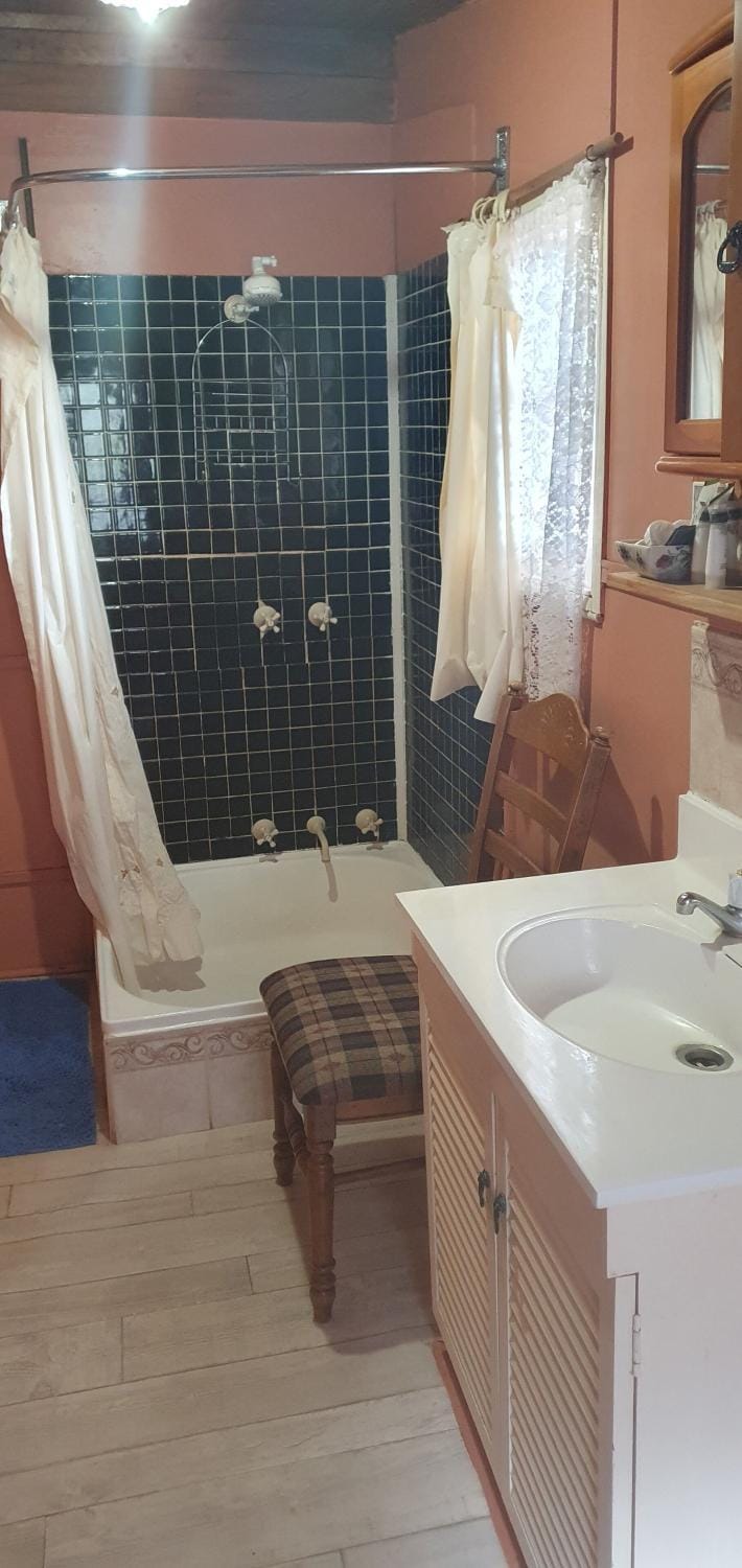 Woiworung Cottage-BYO bed linen and towels-NO WIFI- take a step back in time House in Gisborne