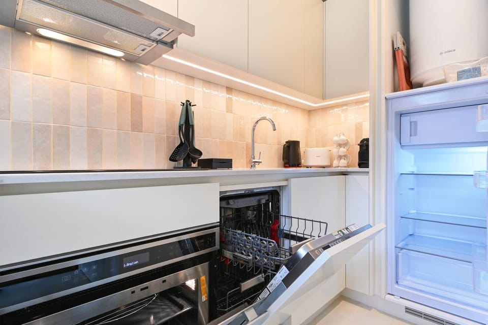 Kitchen or kitchenette, dishwasher, oven, pet friendly, stove