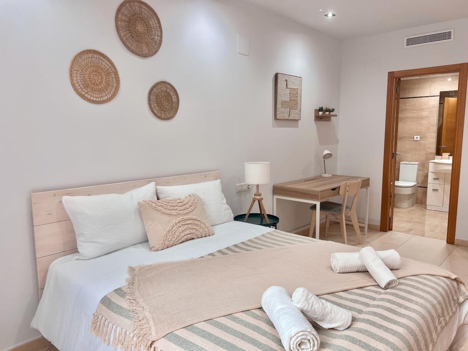 Photo of the whole room, Bedroom