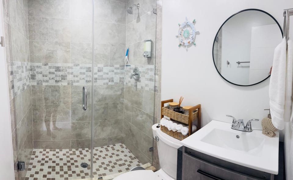 Shower, Toilet, Bathroom, towels
