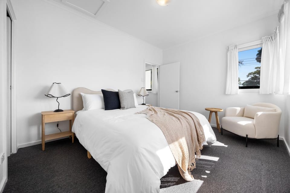 Bed, Photo of the whole room, Seating area, Bedroom