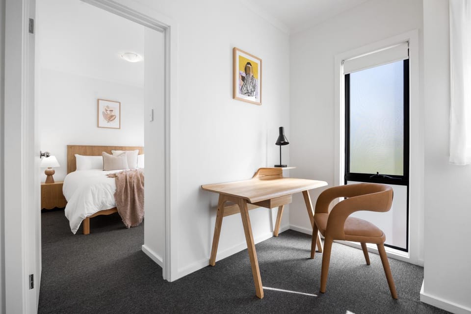 Bed, Seating area