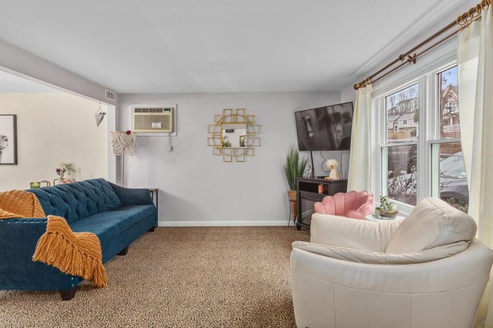 Communal lounge/ TV room, TV and multimedia, Living room, Seating area, Evening entertainment